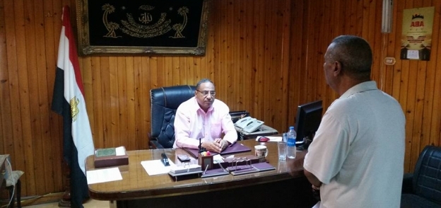 رئيس مدينة سيدى سالم خلال اجتماعه مع مدير المواقف