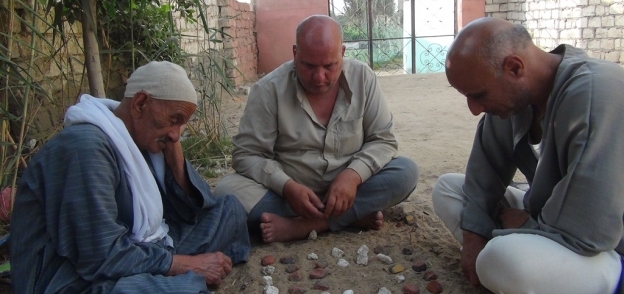 مواطنون يلعبون «السيجا» فى إحدى قرى المنوفية