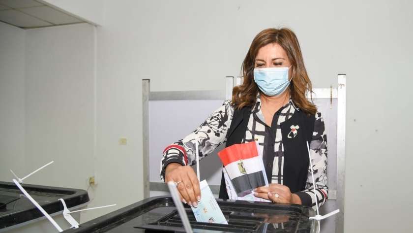 ‎وزيرة الهجرة تدلي بصوتها بـ"علم مصر" وتلتقط صورا مع الشرطة النسائية