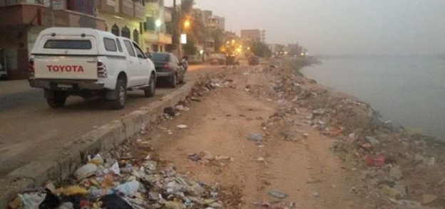 رفع تراكمات القمامة من شارع نهر النيل بمدينة أخميم في سوهاج