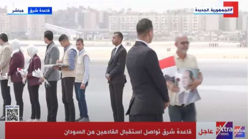مواطن يحمل صورة الرئيس عبدالفتاح السيسي