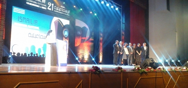 محافظ الإسماعيلية ختام مهرجان السنيما الدولي للأفلام التسجيلية توج بجائزة مصرية "الإبداع مصري".