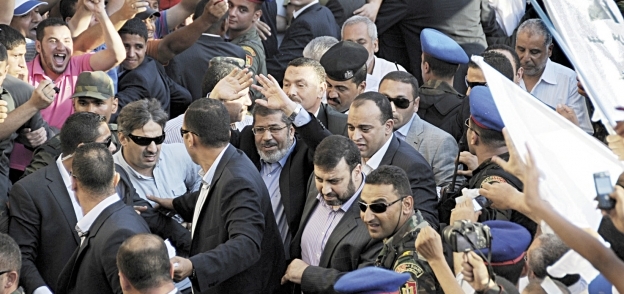 الرئيس المعزول يحتفل بفوزه وسط الأهل والعشيرة فى ميدان التحرير