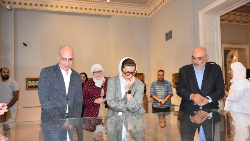 نورة الكعبي وزيرة الثقافة الإماراتية في ضيافة قطاع الفنون التشكيلية