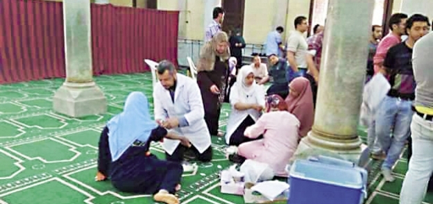 مواطنون يتبرعون بالدماء داخل المسجد
