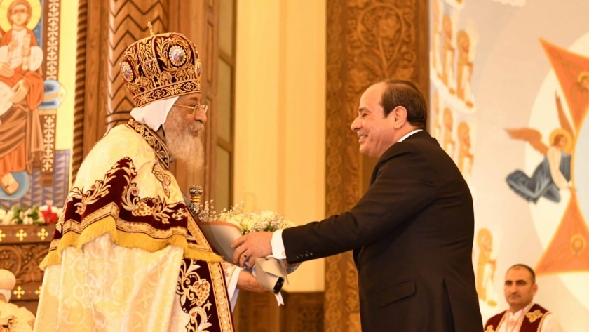 الرئيس عبد الفتاح السيسي يهنئ البابا تواضروس في قداس عيد الميلاد