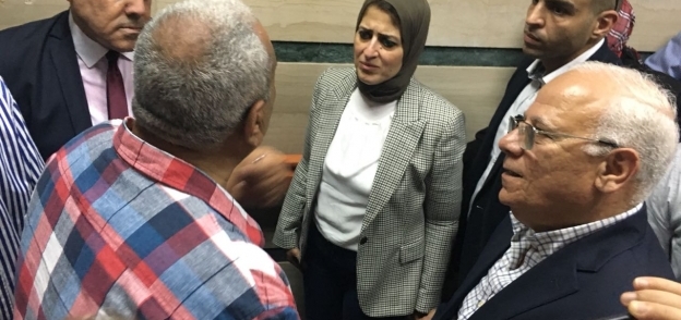 وزيرة الصحة واللواء عادل الغضبان محافظ بورسعيد خلال جولتهما
