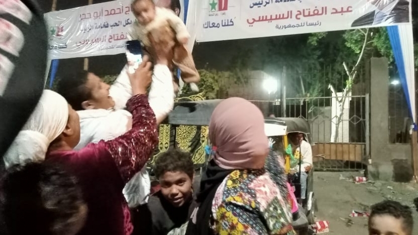 أسرة تحتفل مع طفلها بعد الإدلاء بأصواتهم في الانتخابات