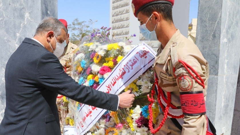 في عيدها القومي..محافظ سوهاج يضع إكليل الزهور على النصب التذكاري للشهدائ