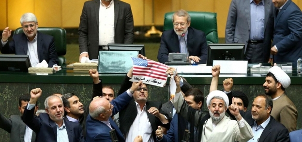 نواب إيرانيون يحرقون علم أمريكا بمجلس الشورى «أ. ف. ب»