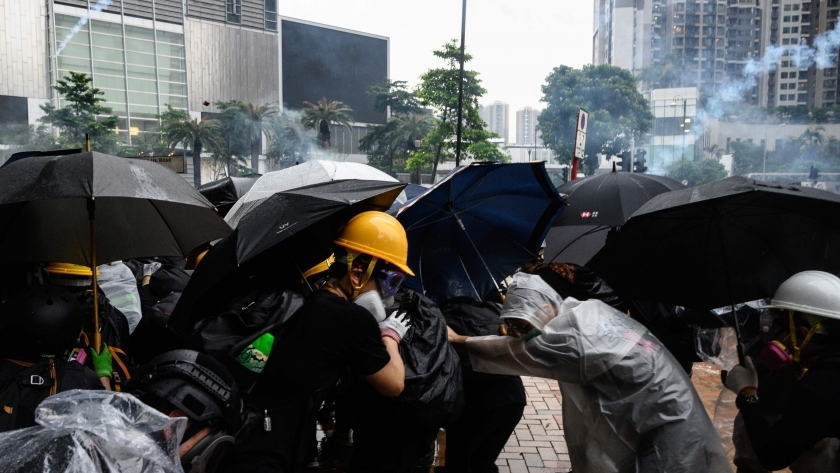 صدامات في هونج كونج بين مؤيدي ومعارضي بكين ودعوات للتظاهر
