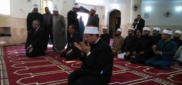 وزير الأوقاف يصلي الصبح في قرية زهره بالمنيا