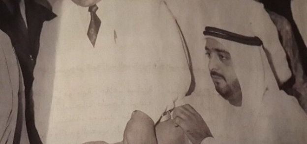 الشيخ خليفة بن زايد يتبرع بالدم في حرب أكتوبر 1973