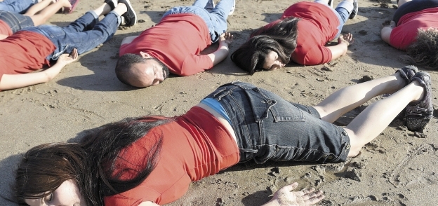نشطاء مغاربة تضامنوا مع «إيلان» بالنوم على الشاطئ