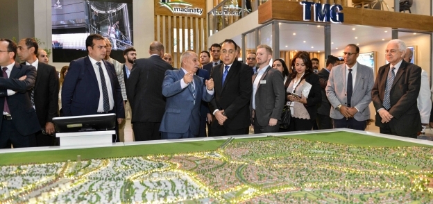 وزير الإسكان خلال افتتاحه معرض «سيتى سكيب مصر»