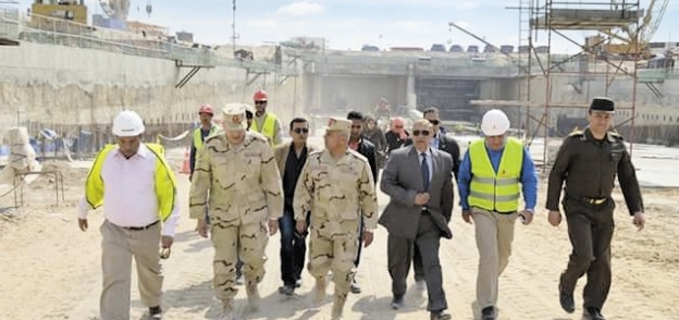 قيادات الهيئة الهندسية بالقوات المسلحة أثناء تفقد مشروع أنفاق قناة السويس