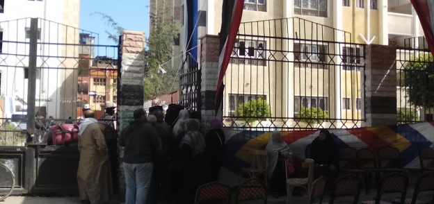 كبار السن والشباب يتوافدون على لجنة المنطقة الأزهرية في دمياط