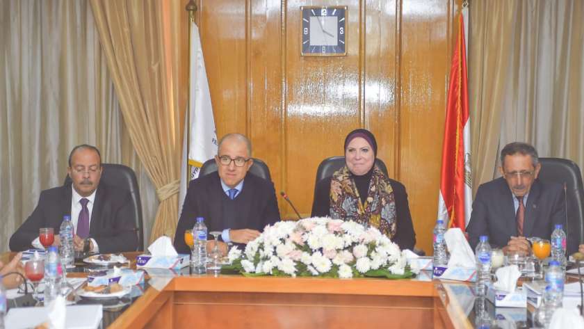 وزيرة التجارة تبحث مع "اتحاد الصناعات" وضع رؤية مشتركة لمستقبل الصناعة المصرية