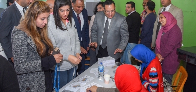 محافظ الإسكندرية يتفقد وحدات المسح المتنقلة للمبادرة الرئاسية