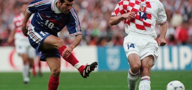 زيدان يسدد كرة على مرمى كرواتيا في نصف نهائي مونديال 1998