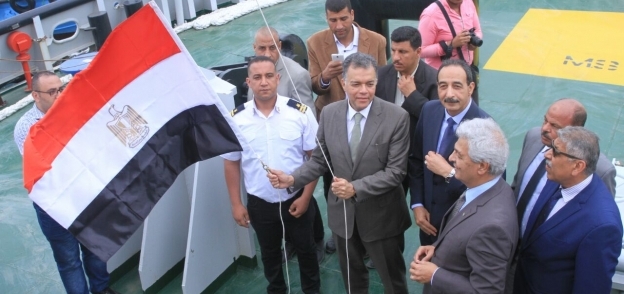 وزير النقل يرفع العلم المصري على أحدث قاطرتين بالإسكندرية