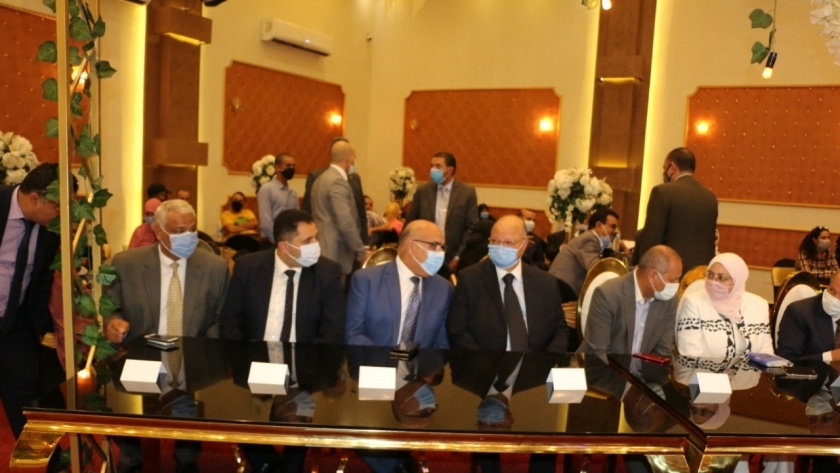 محافظ القاهرة يوزع أجهزة على العرايس