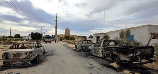آثار العمل الإرهابي أمام مسجد الروضة بمنطقة بئر العبد في العريش