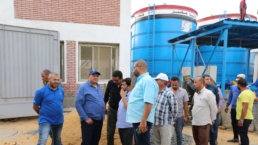 المهندس رجب السعيد جبر رئيس شركة مياه الشرب والصرف الصحى بالمنيا خلال جولتة بمحطات المياه والصرف