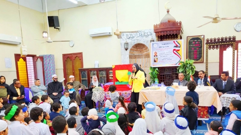 فرحة من أطفال البرنامج التثقيفي بورشة الحكي بمسجد عباد الرحمن بالمعصرة