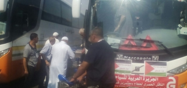 حجاج دولة فلسطين خلال وصولهم مطار القاهرة