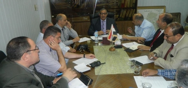 نائب محافظ القاهرة يلتقى رؤساء الأحياء