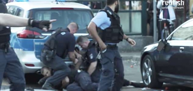 الشرطة الألمانية لحظة القبض علي مسلح