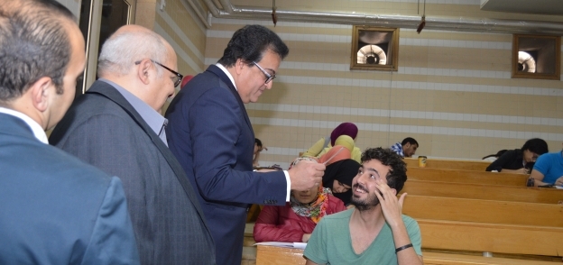 وزير التعليم العالى يتابع سير امتحانات جامعة عين شمس