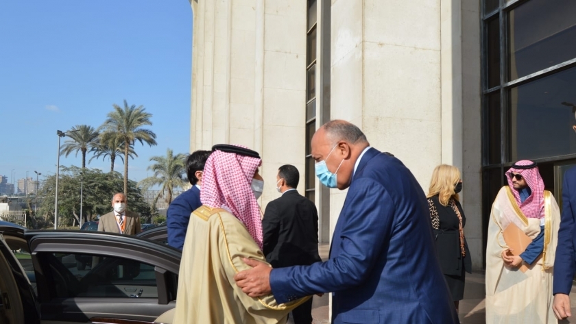 وزير الخارجية يستقبل نظيره السعودي