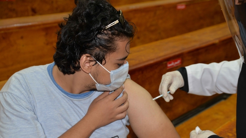تطعيم الطلاب ضد فيروس كورونا