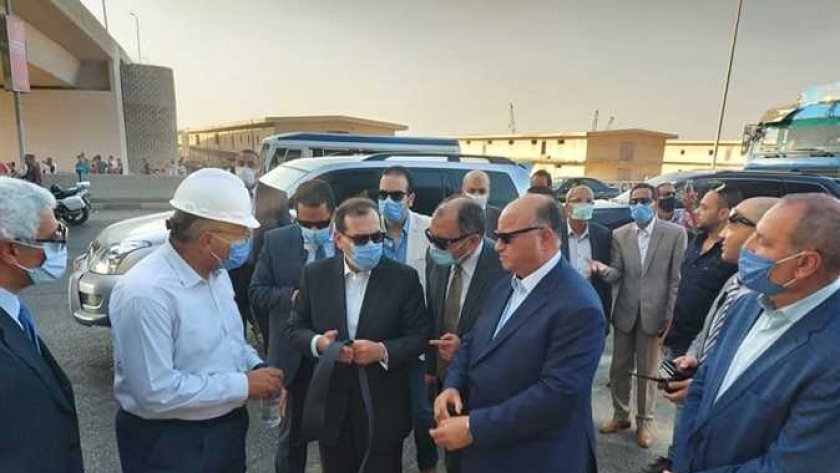 وزير البترول خلال تفقده موقع حادث حريق خط خام شقير مسطرد