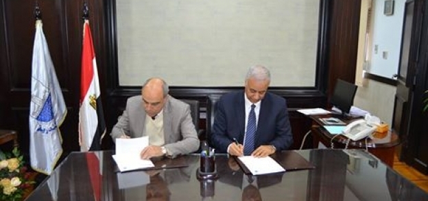 رئيس جامعة الإسكندرية يوقع إتفاقية مع الجامعة الأهلية الفرنسية