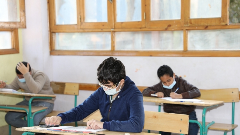 طلاب المرحلة الإعدادية أثناء أداء أحد امتحانات الترم الأول