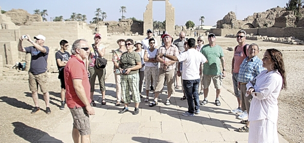 سائحون روس وإيطاليون فى معبد «دندرة» بمحافظة قنا