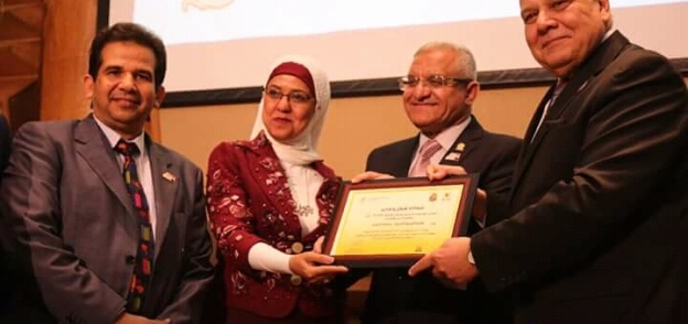 تكريم رئيس جامعة المنيا
