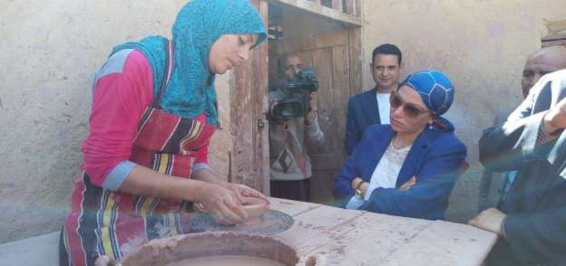 وزيرة البيئة تختتم جولتها في الفيوم بزيارة "تونس" و"الأملاح والمعادن"