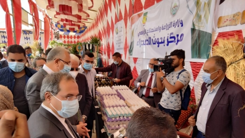 وزير الزراعة يفتتح معرضا للمنتجات الغذائية والحرف والزهور في شرم الشيخ