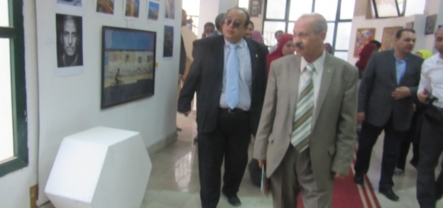 نائب رئيس جامعة حلوان أثناء تفقده للمعرض