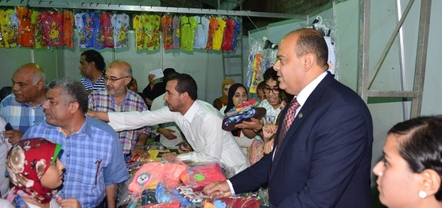 اللواء علاء أبوزيد محافظ مطروح خلال توزيع ملابس العيد للايتام وذوى الاحتياجات الخاصه