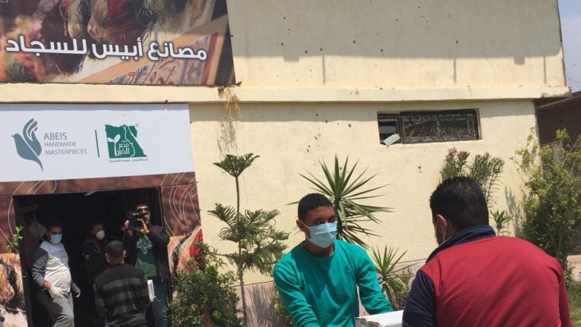 مصر الخير توزع الكراتين على العاملين بمصنع أبيس للكليم