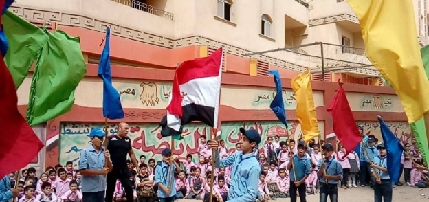 طلاب يرفعون" الكفن ورايات مصر "لتكريم أسرة الشهيد "محمد رشوان "بالمحلة