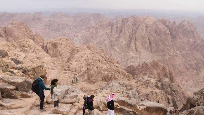 أرشيفية سياح فوق قمة جبل موسي بسانت كاترين