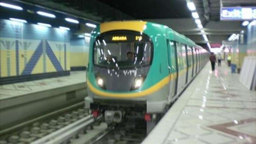 أحد قطارات مترو أنفاق الخط الثالث بمصر الجديدة