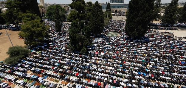 بالصور| الفلسطينيون يتوافدون إلى القدس في أول جمعة من شهر رمضان