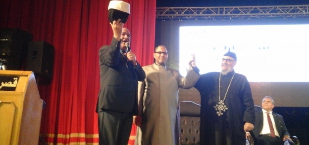 الأمين العام لإئتلاف مصر "لو وضعنا عمامة الأزهر على غطاء الكنيسة لأعطتنا علم مصر " نحن الأمة ".